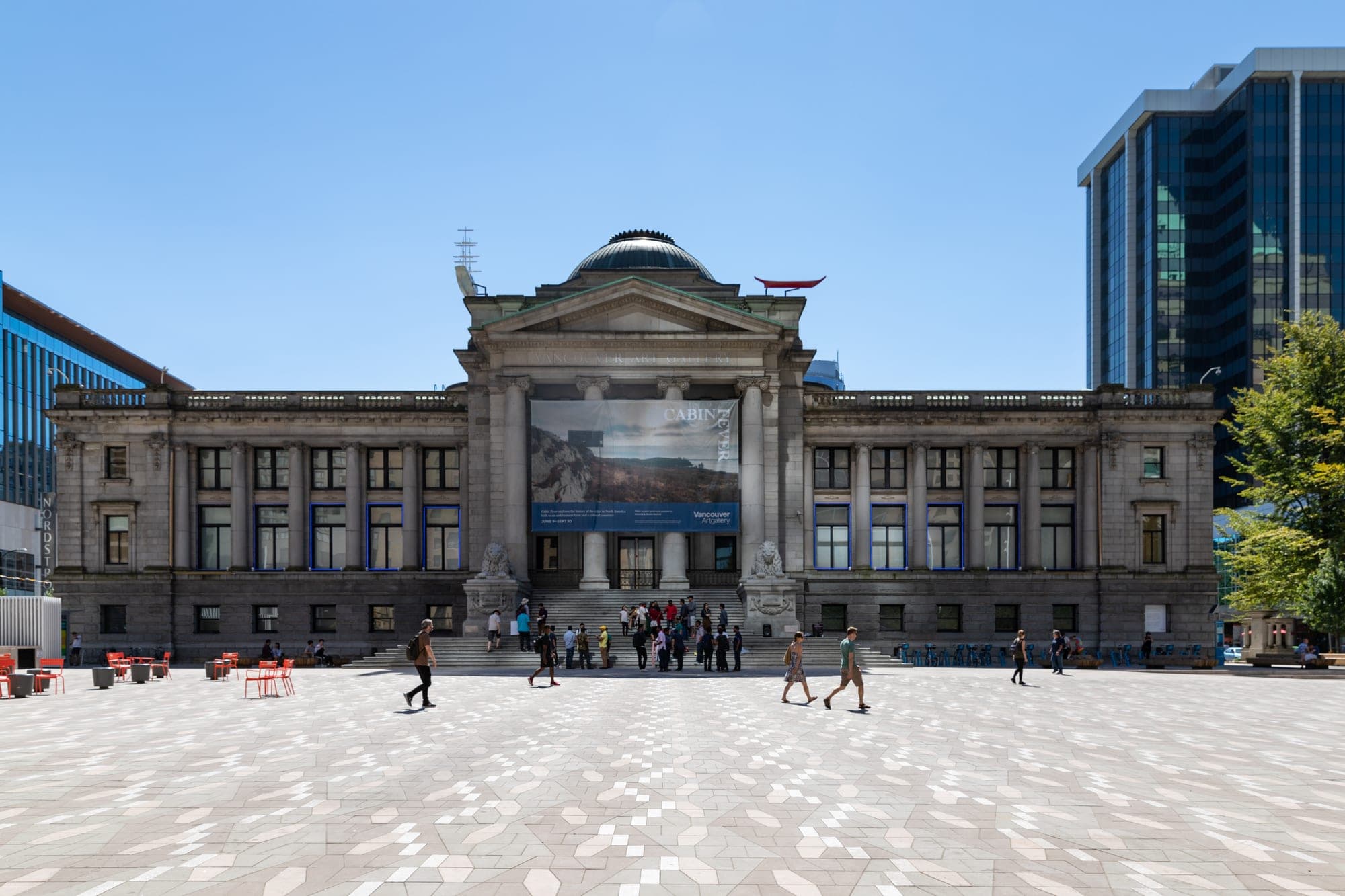 The neoclassical facade of the Vancouver Art Gallery on Robson Square, the former BC Court House with Corinthian columns and a domed roof.